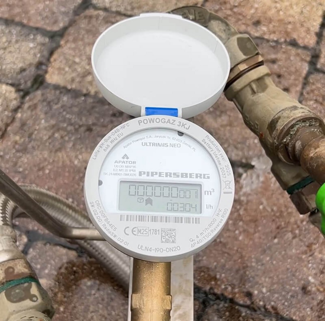 Digitaler Wasserzähler mit Display und NFC-Modul in Nahaufnahme – zeigt präzise Verbrauchswerte