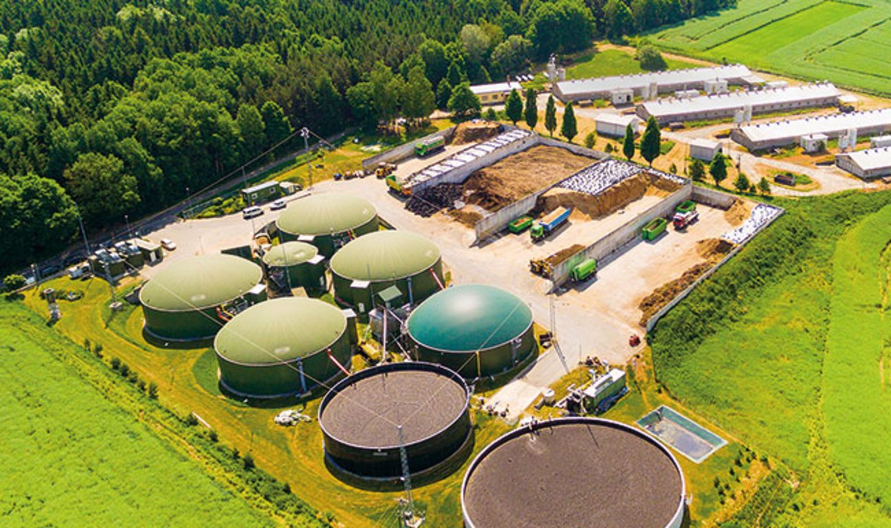 Das Bild zeigt einer unserer Biogas-Anlagen im Grünen, von oben.
