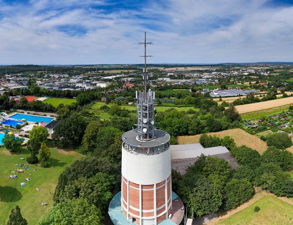 Blick von oben auf Wasserturm auf dem Wartberg inklusive Panorama Richtung Norden.