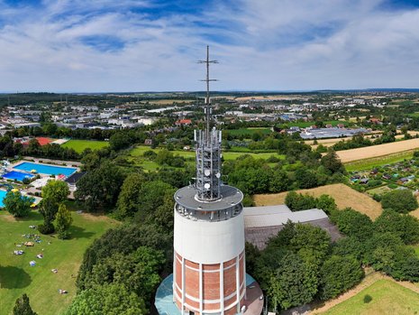 Blick von oben auf Wasserturm auf dem Wartberg inklusive Panorama Richtung Norden.