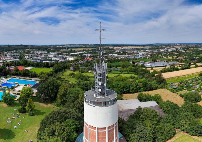 Blick von oben auf Wasserturm auf dem Wartberg inklusive Panorama Richtung Norden.