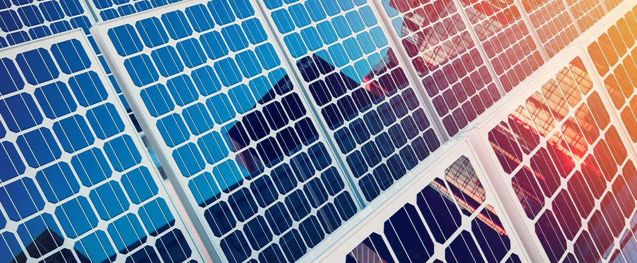 Das Einstiegsbild zeigt eine PV-Anlage