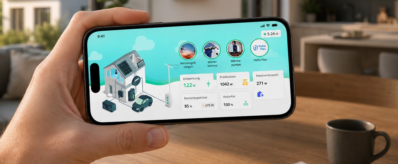 Hand hält Smartphone mit Energie-App, die Haus, Solaranlage, Speicher, Verbrauch und Stromwerte zeigt.