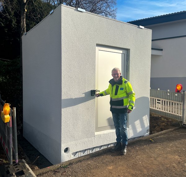 Hauptverteiler-Gebäude Glasfaser mit SWP-Mitarbeiter