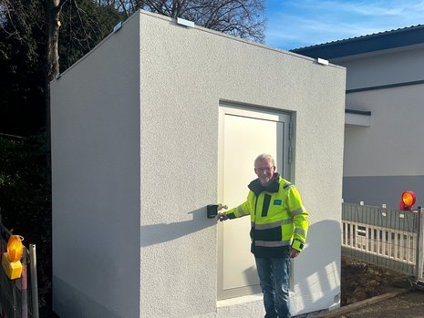 Hauptverteiler-Gebäude Glasfaser mit SWP-Mitarbeiter