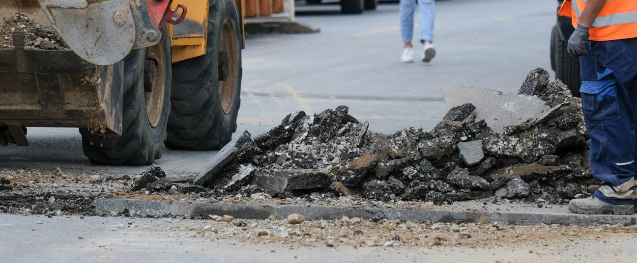 Das Einstiegsbild zeigt ein Loch in einer Baustelle.
