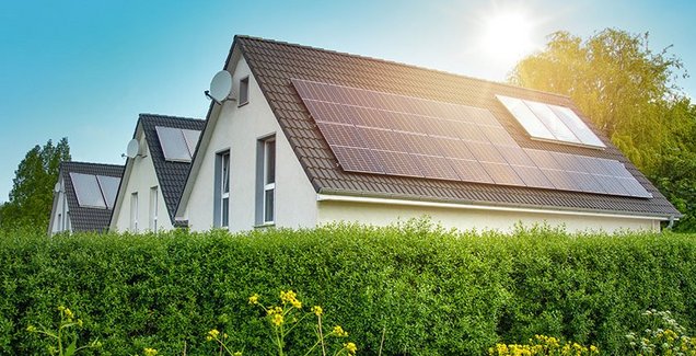 Das Bild zeigt ein Haus, das von der Sonne angeleuchtet wird