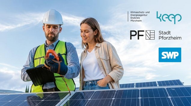 Ein Frau schaut mit auf das Tablet eines Handwerkers. Sie stehen bei einer PV-Anlage.