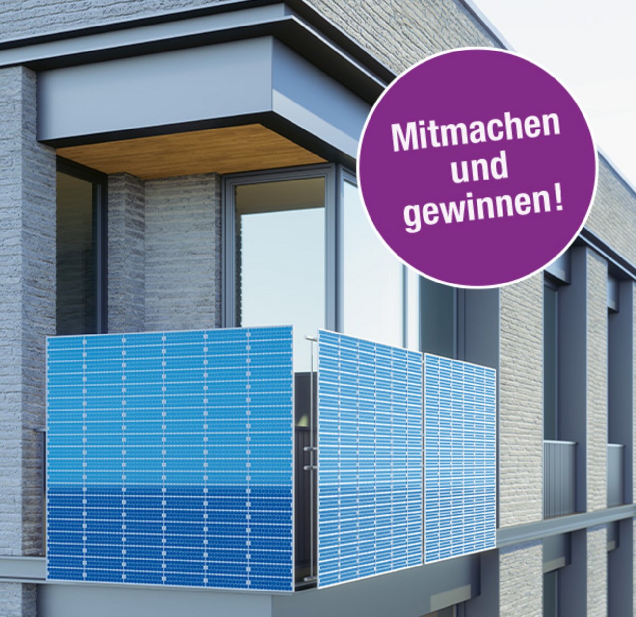 Eine PV-Anlage an einen Balkon angebracht. In einem Kreis steht "Mitmachen und gewinnen!"