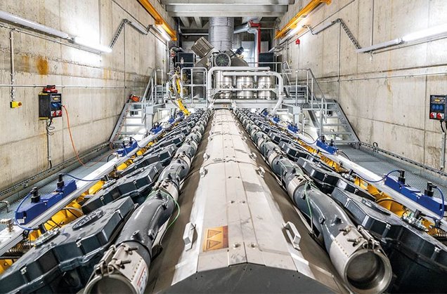Das Bild zeigt die Gasmotoren in unserem HKW.
