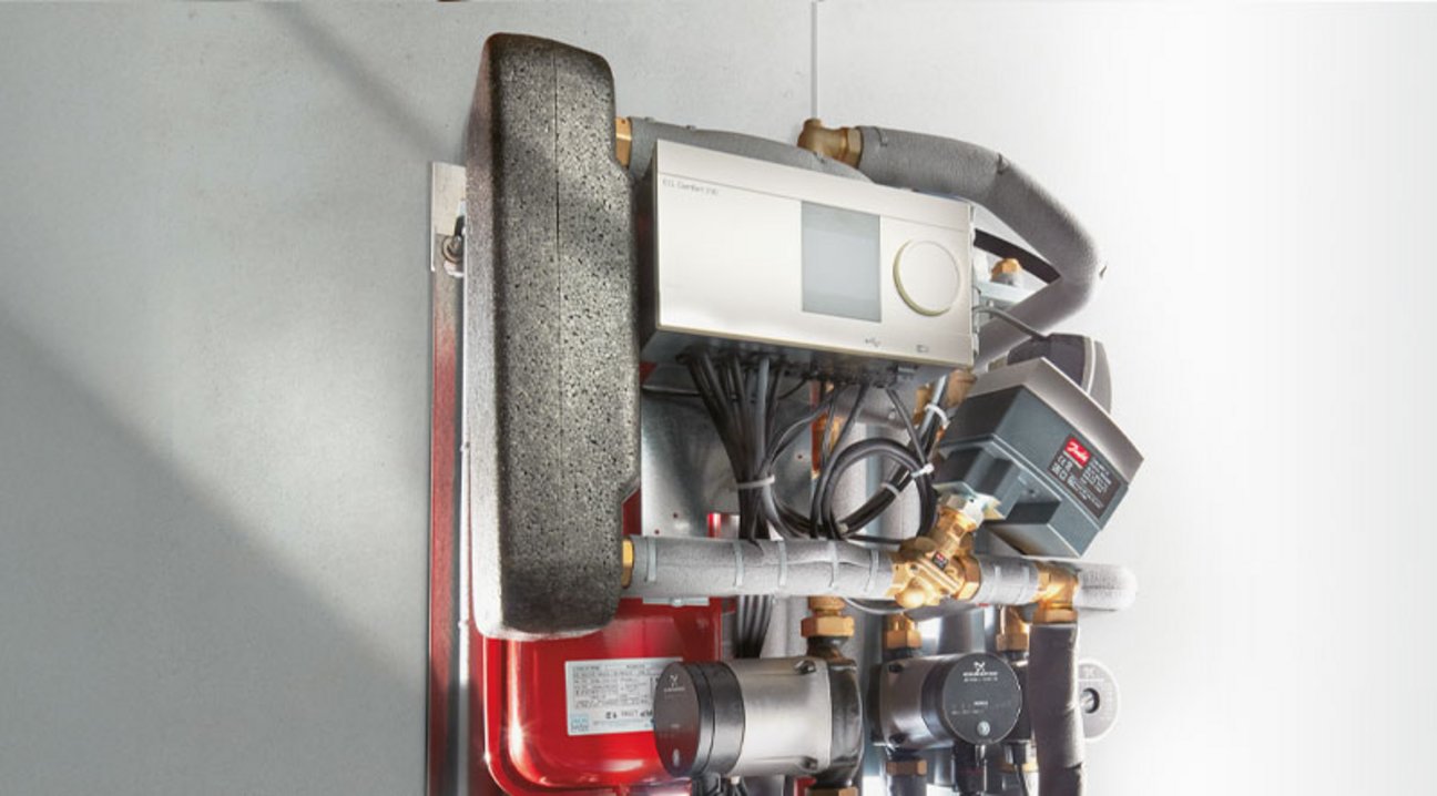 Beispielhafte Fernwärme-Übergabestation an einer neutralen Wand