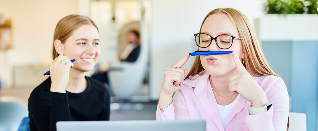 Das Einstiegsbild zeigt einen jungen Kollegen, der souverän in die Kamera schaut.