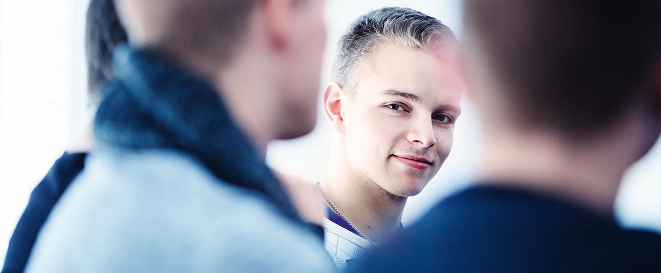 Das Einstiegsbild zeigt einen jungen Kollegen, der souverän in die Kamera schaut.