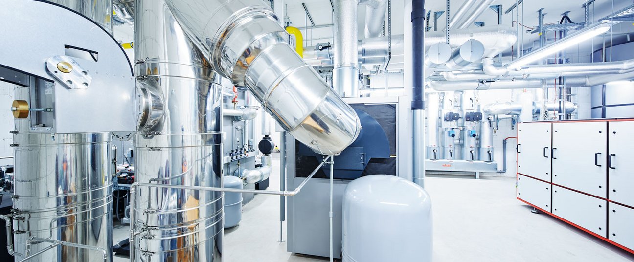 Das Einstiegsbild zeigt eine industrielle Produktionshalle