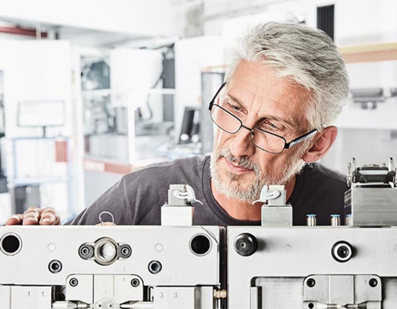 Das Bild zeigt einen Kunden, der in seiner Produktionsstätte Qualitätskontrolle macht.