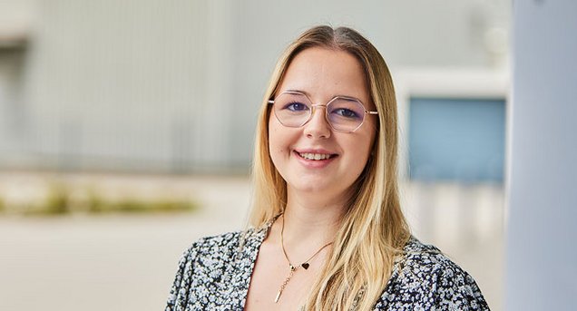 Ansprechpartnerin Mara Schäfer lächelt freundlich in die Kamera