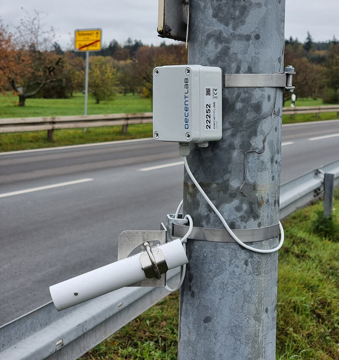 Sensorik zur Straßenüberwachung an einem Laternenmast montiert – LoRaWAN-Modul erfasst Wetterdaten für den Winterdienst.