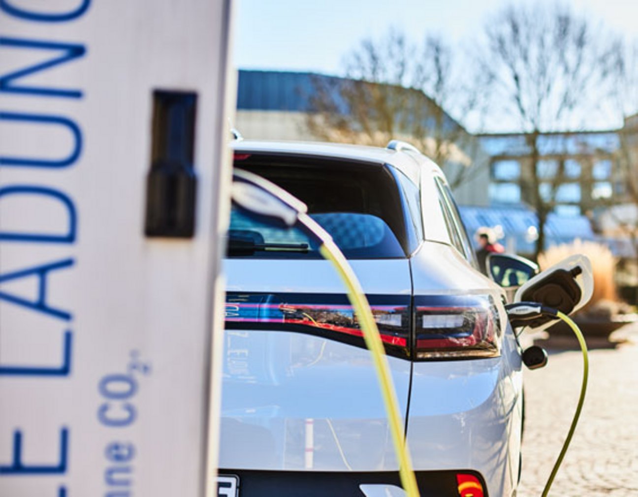 Das Bild zeigt ein Elektroauto, dass an einem unserer Ladesäulen hängt.