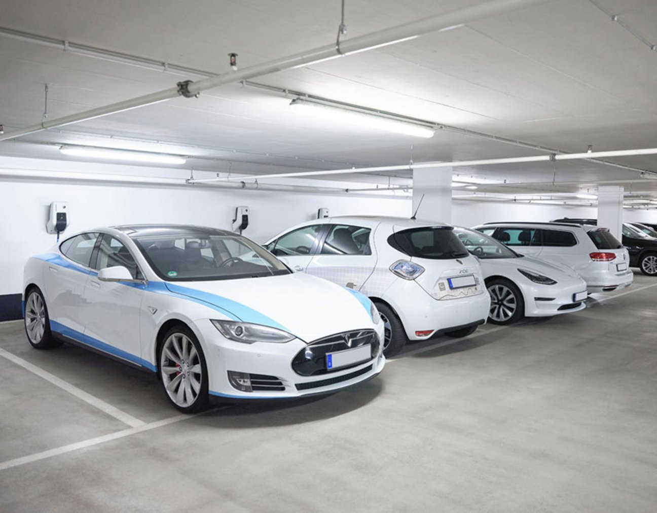 Das Bild zeigt einen Fuhrpark in einer Tiefgarage voller E-Autos.