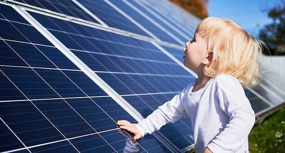 Kind vor einem Solar-Panel