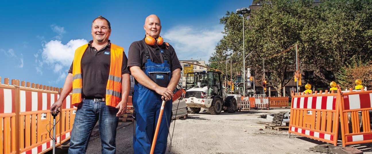 Das Einstiegsbild zeigt unsere Netzkollegen vor einer Baustelle