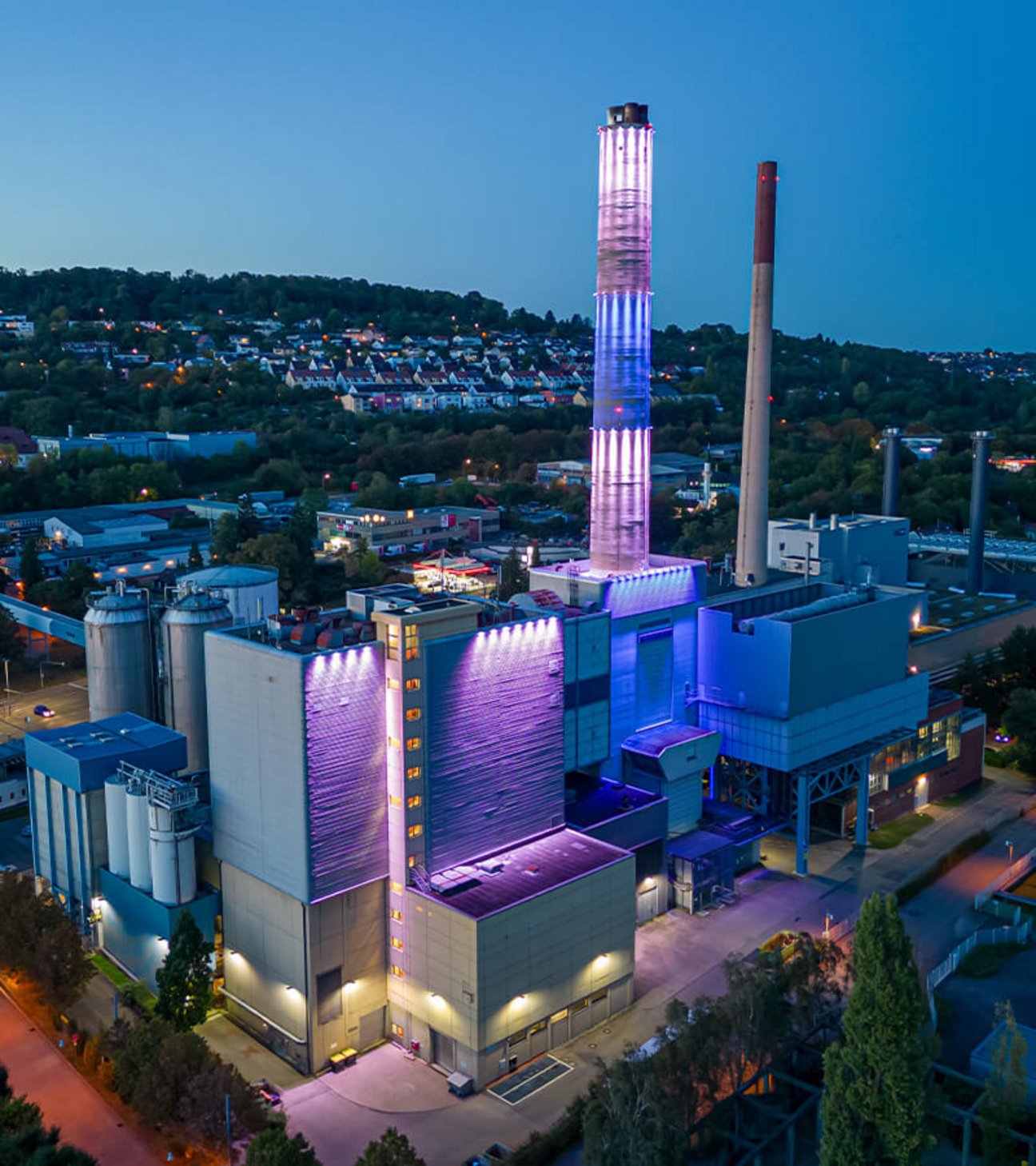 Das HKW beleuchtet am Abend aus der Vogelperspektive