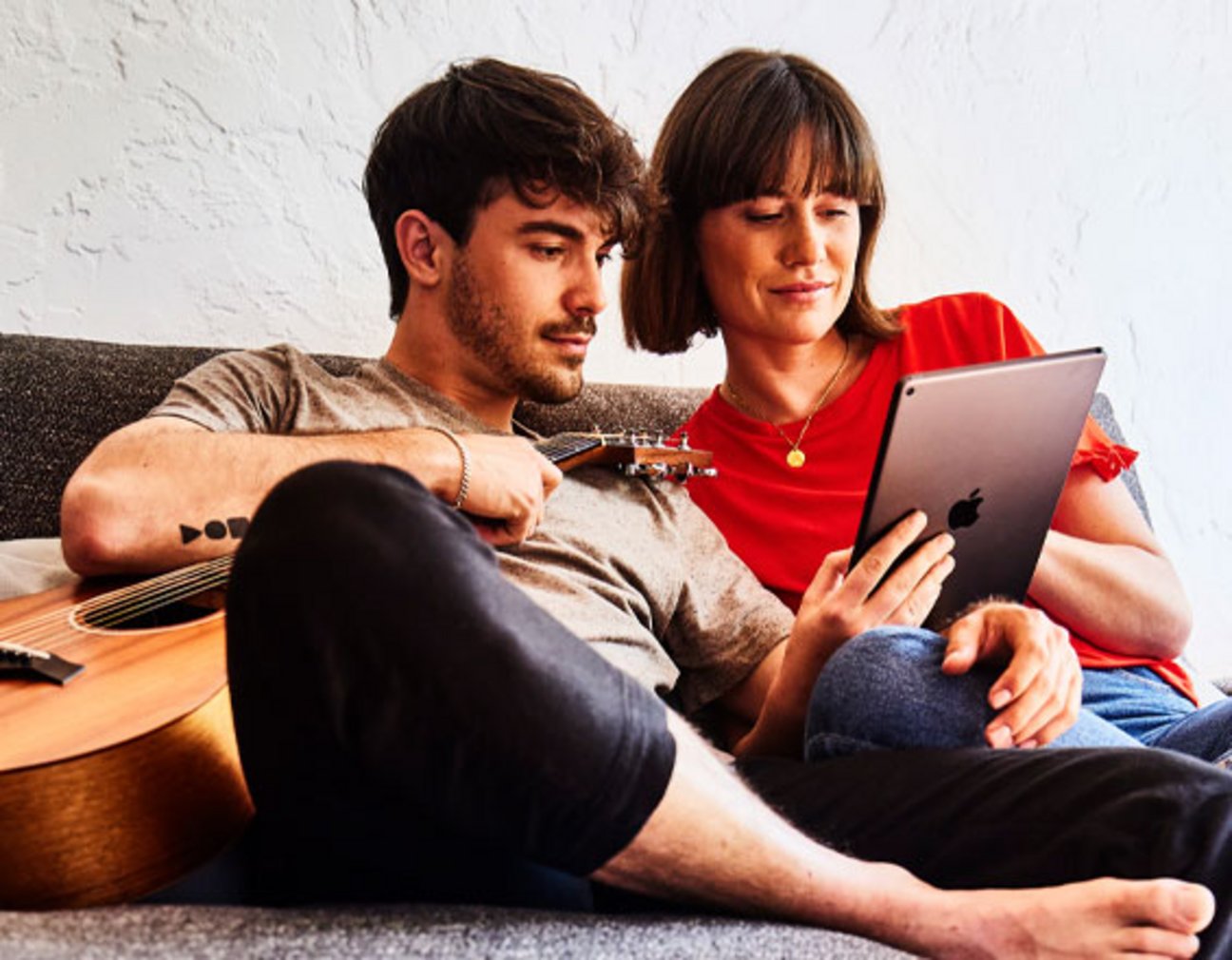 Das Bild zeigt ein Paar, dass sich am Tablet über SWP MaxTeam informiert