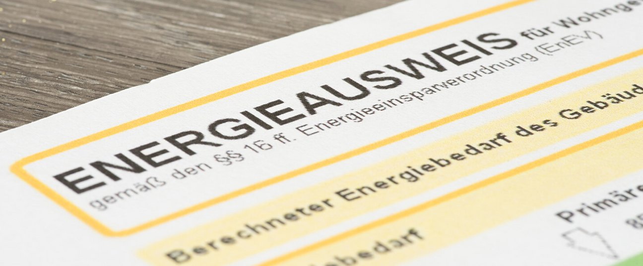 Das Einstiegsbild zeigt eine Abbildung der oberen Hälfte eines Energieausweises