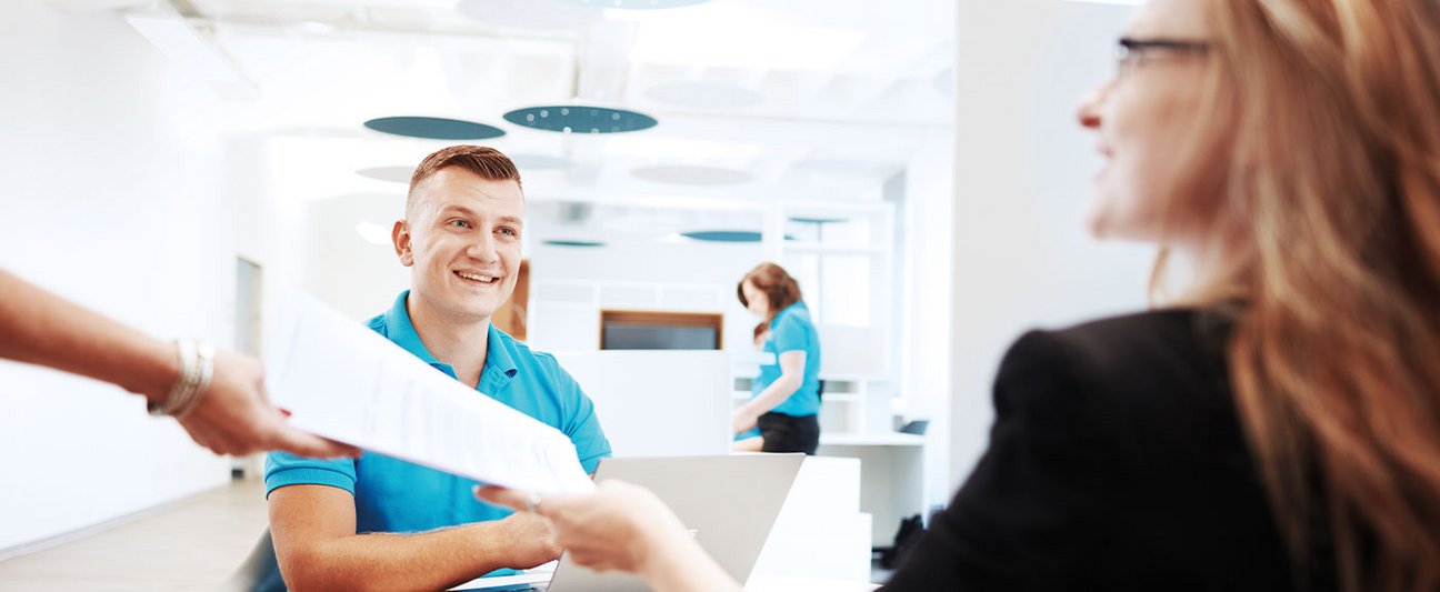 Das Einstiegsbild zeigt eine Kundin wird von einem unserer Kundenservice-Kollegen beraten.