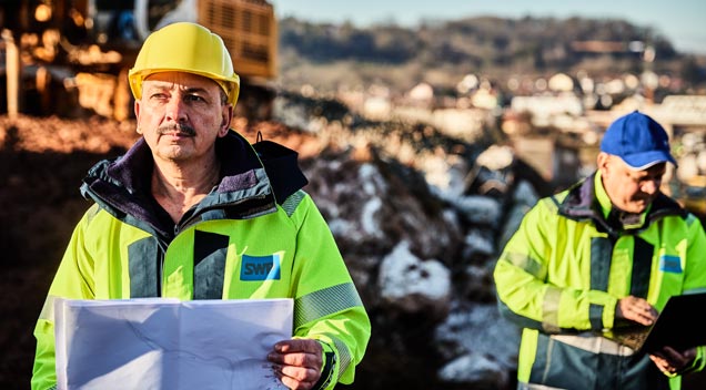Zwei SWP Mitarbeiter stehen in einer Baustelle auf der A8